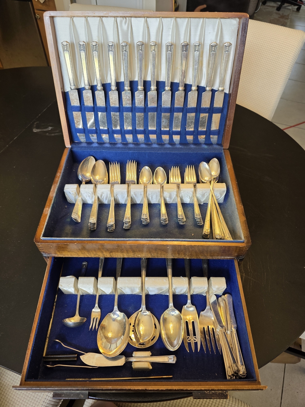Vtg Holmes & Edwards Century Pattern Super Plate Inlaid 100 Pieces Flatware set